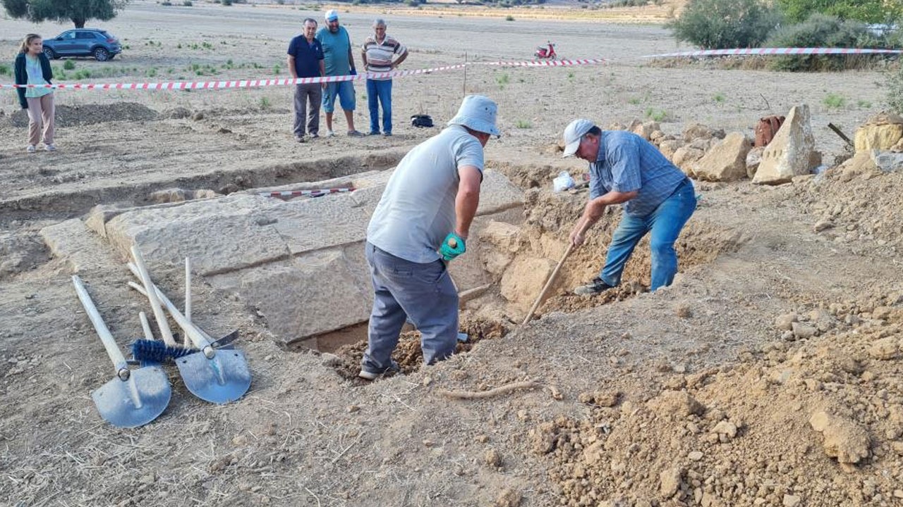 Tarlasında yürürken fark etti: Etrafını temizleyince gördüklerine inanamadı